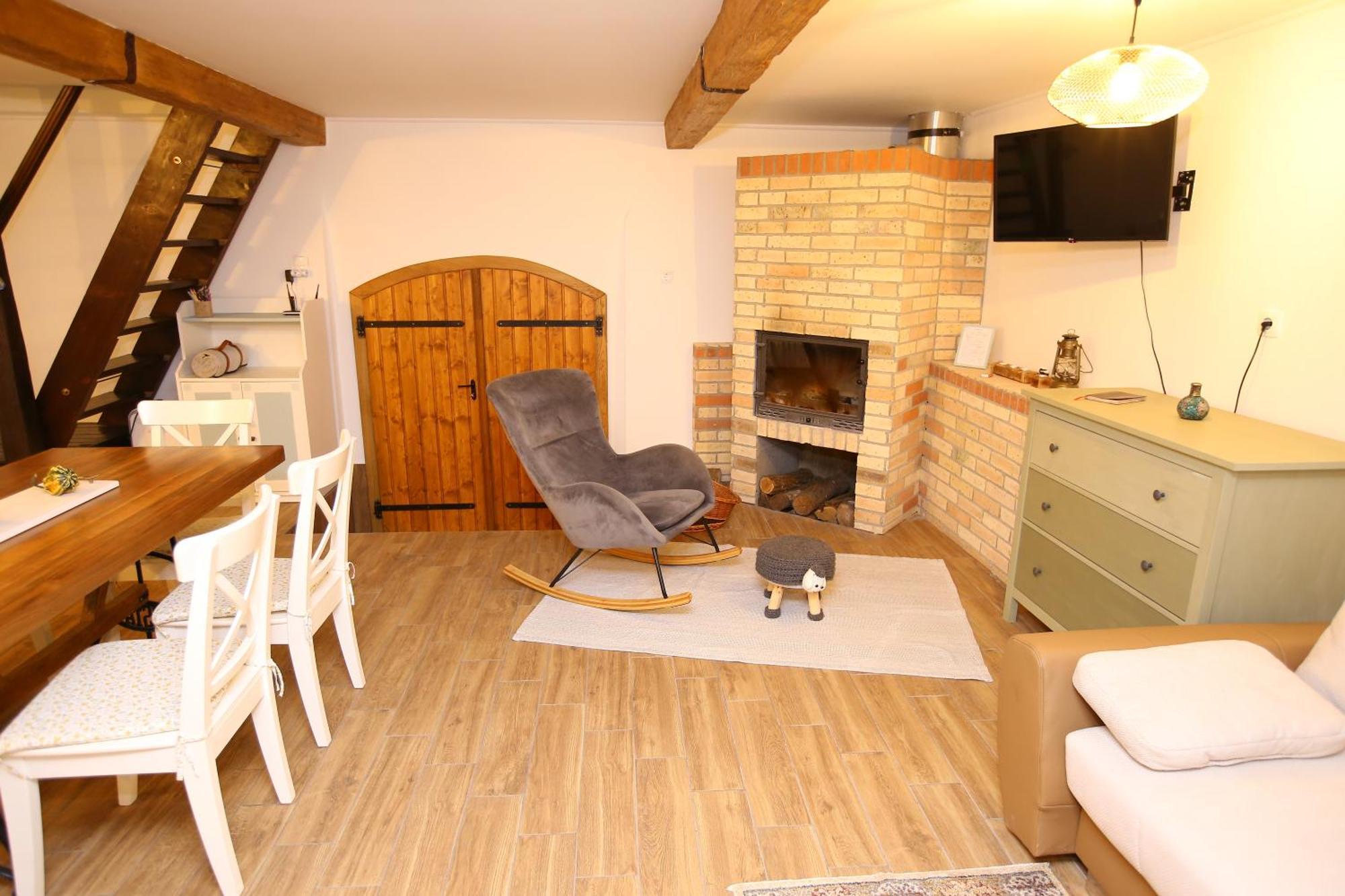 Goher Pince Es Vendeghaz Apartment Csaszartoltes Exterior foto