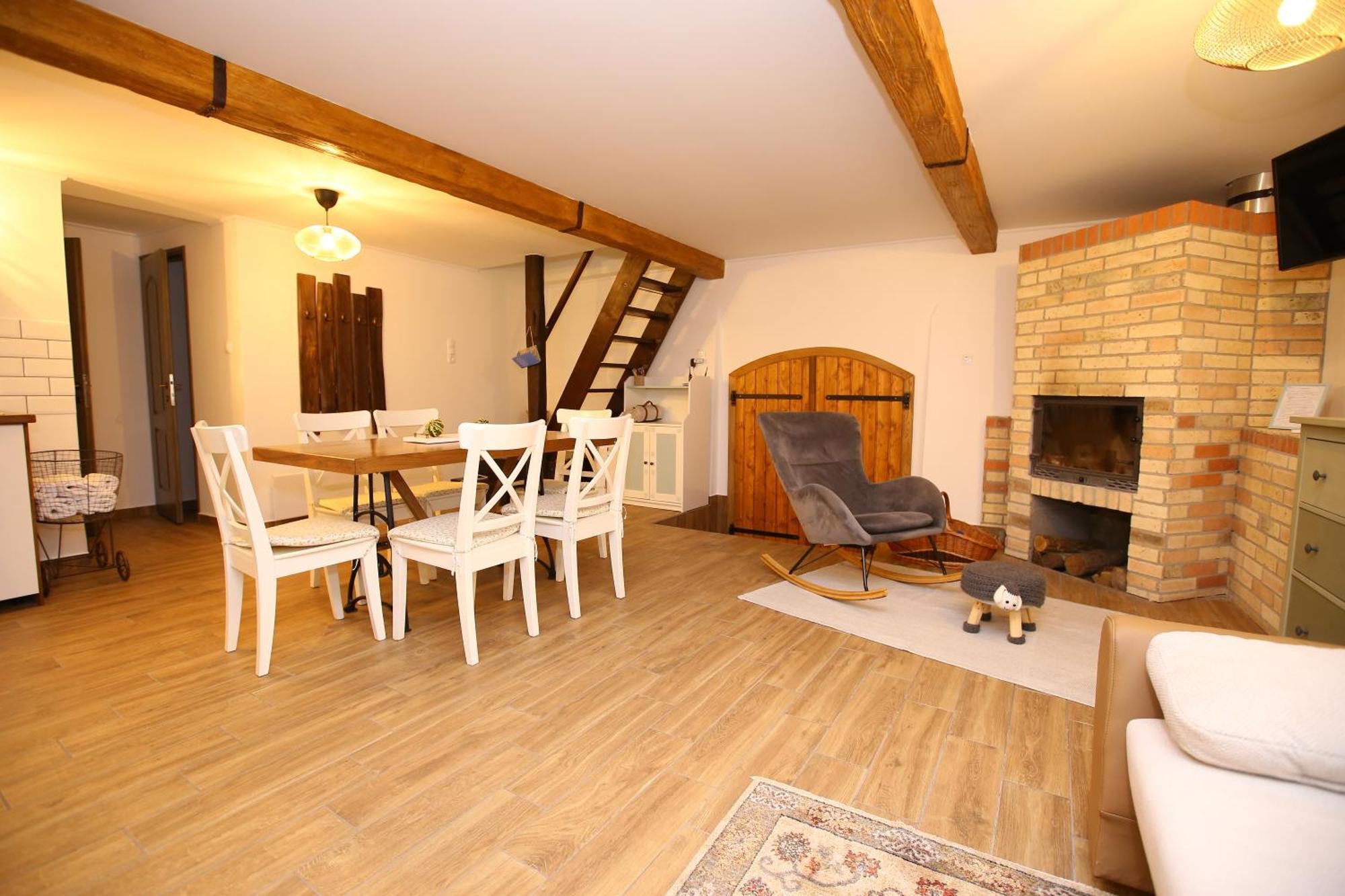 Goher Pince Es Vendeghaz Apartment Csaszartoltes Exterior foto